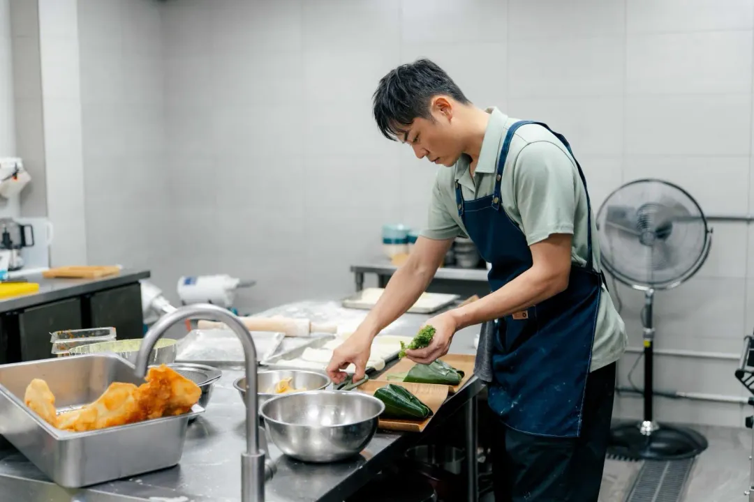 姚元浩在《嗨!營業中5》第7集擀麵糰備餐。(圖/好看娛樂提供)