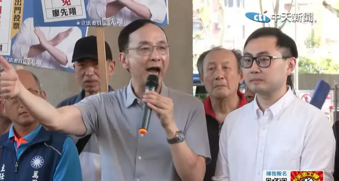 國民黨主席朱立倫(中)為黨籍立委廖先翔(右)街頭宣講反罷免。(圖/中天新聞)