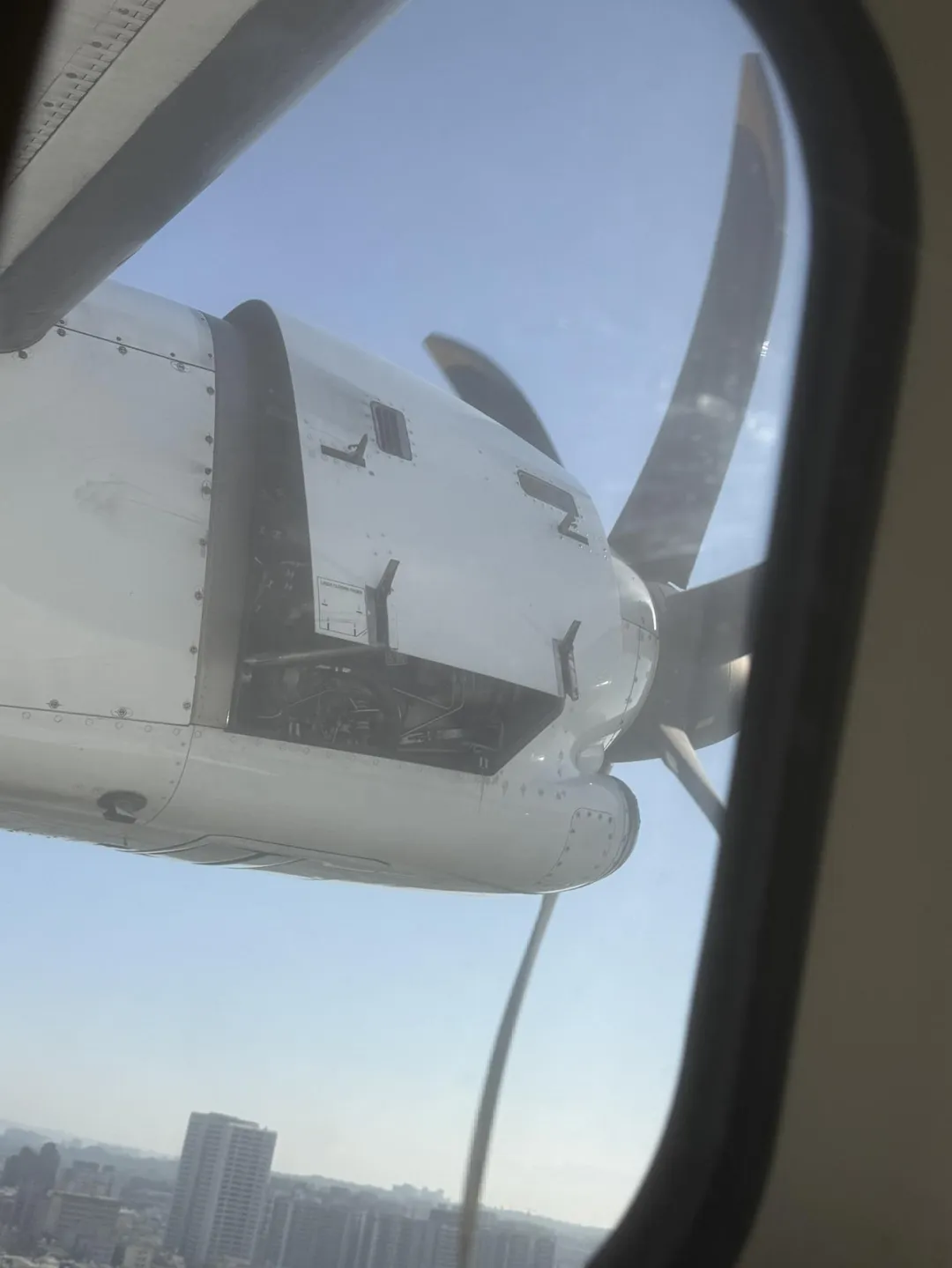 華信航空引擎罩掀起畫面曝光。(圖/王先生提供)