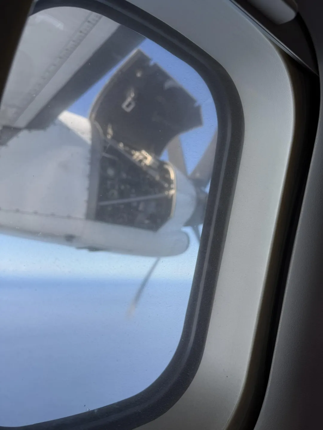 華信航空引擎罩掀起。(圖/王先生提供)