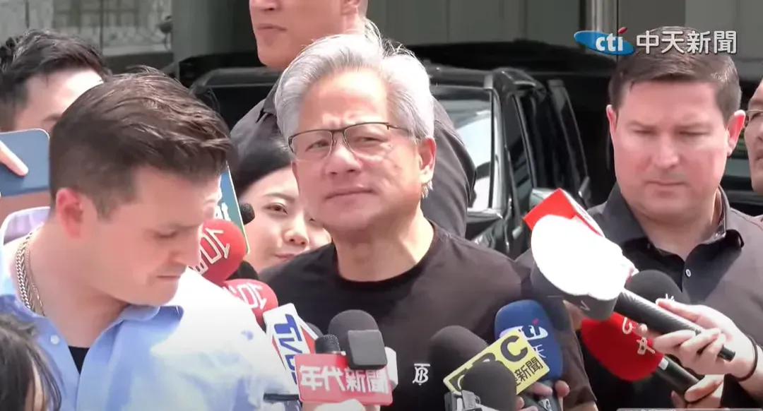 黃仁勳於16日中午抵達台灣,透露今晚要與台積電董事長魏哲家共進晚餐。(圖/中天新聞)