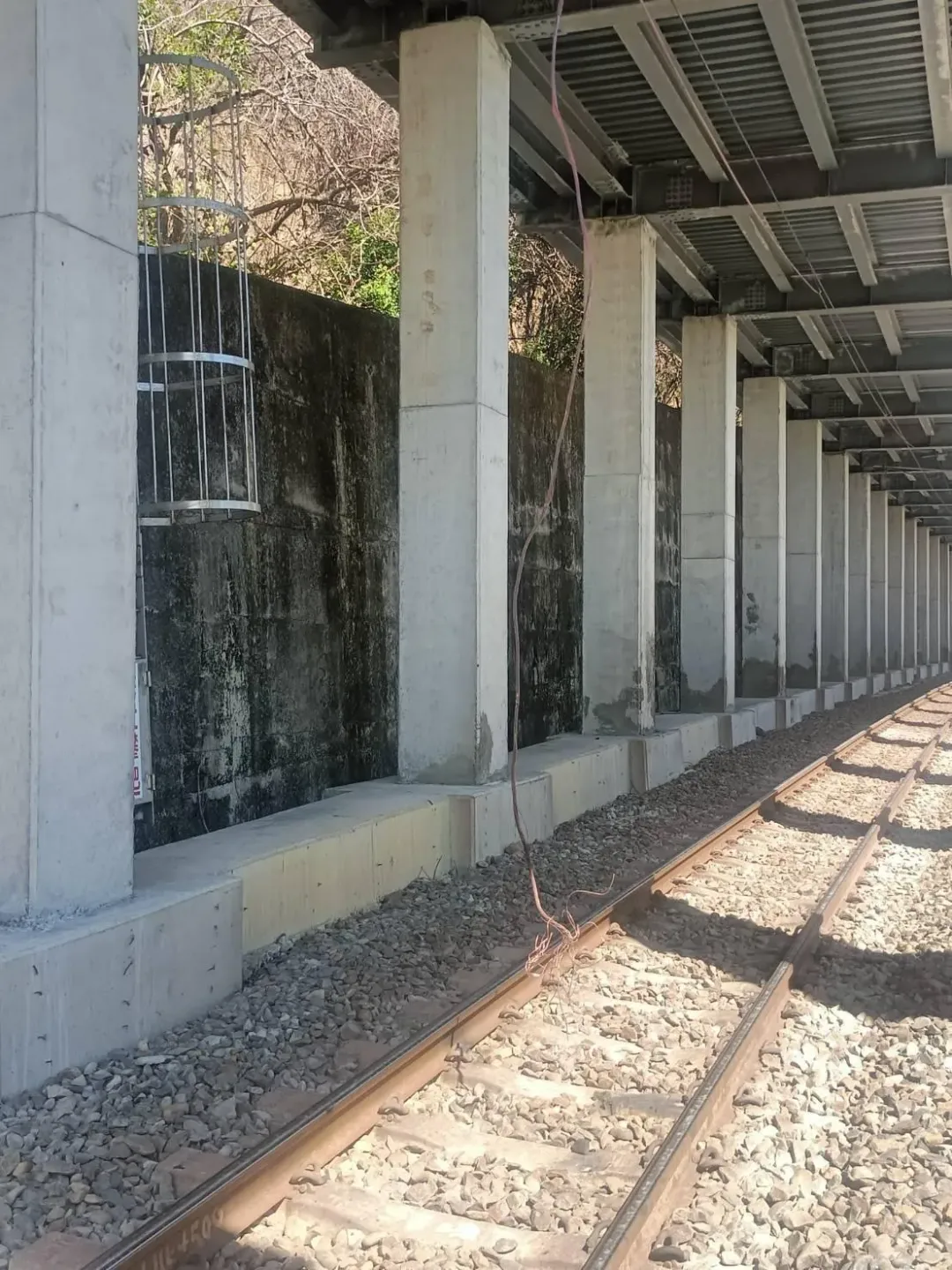 台灣鐵路公司南迴線16日下午發生電車線斷落事故。（圖／台灣便當管理局-附屬鐵路部授權提供）
