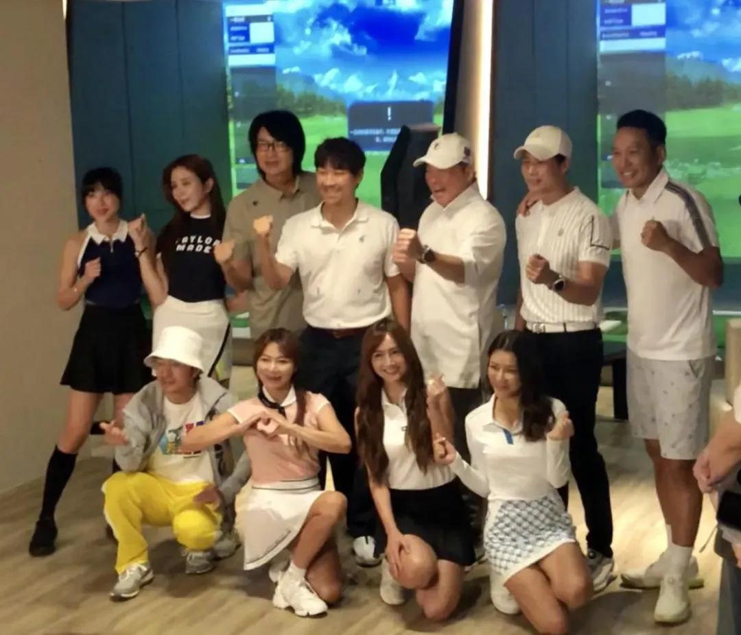 曾國城（後排右3）16日現身高爾夫球俱樂部活動。（圖／記者郭竹倩 攝）