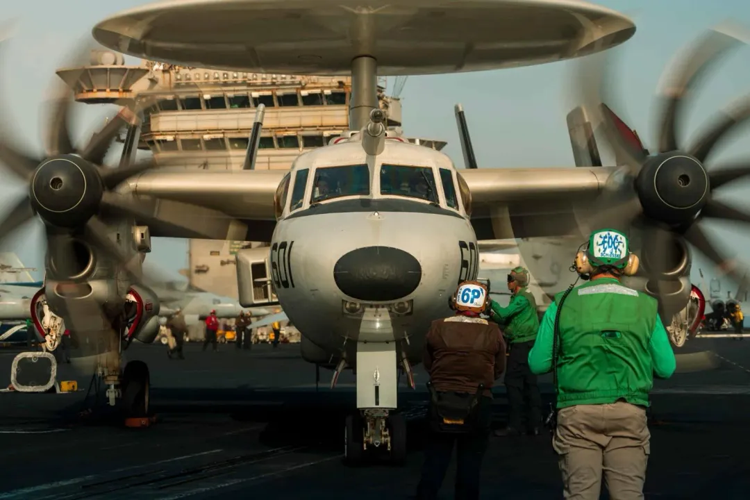 圖為杜魯門號航空母艦上部署的E-2D預警機。（示意圖/圖取自美國海軍臉書）