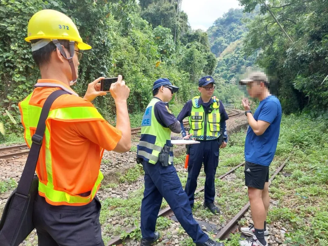 對違規行走軌道民眾製作筆錄。（圖／翻攝畫面）