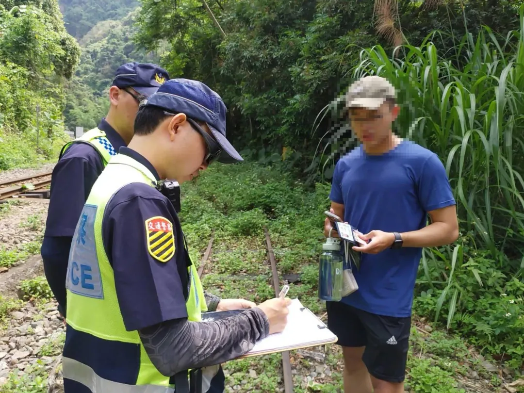 對違規行走軌道民眾記錄資料。（圖／翻攝畫面）