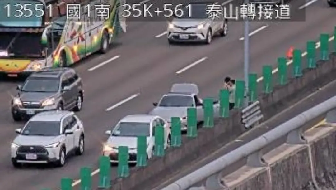國1泰山段2車追撞回堵5公里。(圖/翻攝自國道公路即時網)