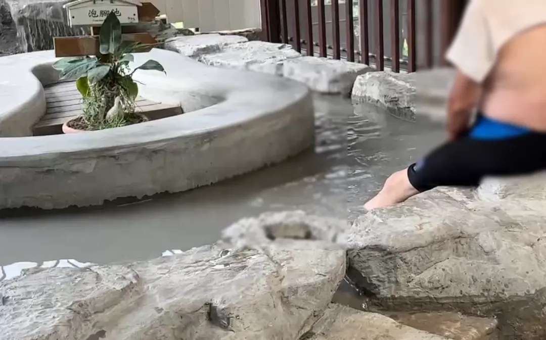 事發的溫泉會館內設有各式脈衝溫泉水池，泡腳和全身入浴的水池分區。（圖／中天新聞）