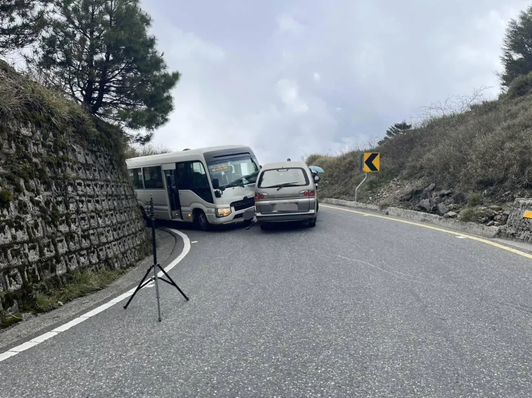 一輛自小客車在行經武嶺往清境方向時，疑因未靠右行駛而與對向客運公車發生對撞事故，造成2人輕傷。（圖／翻攝畫面）