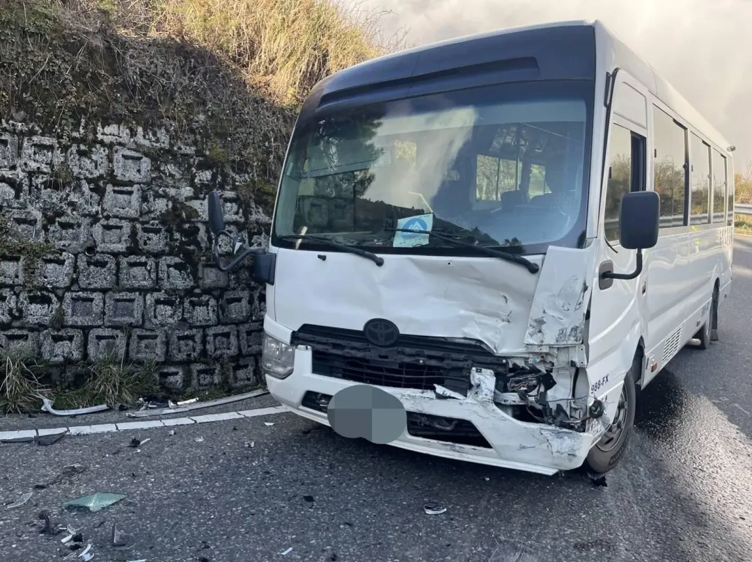 一輛自小客車在行經武嶺往清境方向時，疑因未靠右行駛而與對向客運公車發生對撞事故，造成2人輕傷。（圖／翻攝畫面）