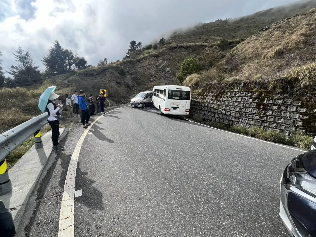 一輛自小客車在行經武嶺往清境方向時，疑因未靠右行駛而與對向客運公車發生對撞事故，造成2人輕傷。（圖／翻攝畫面）