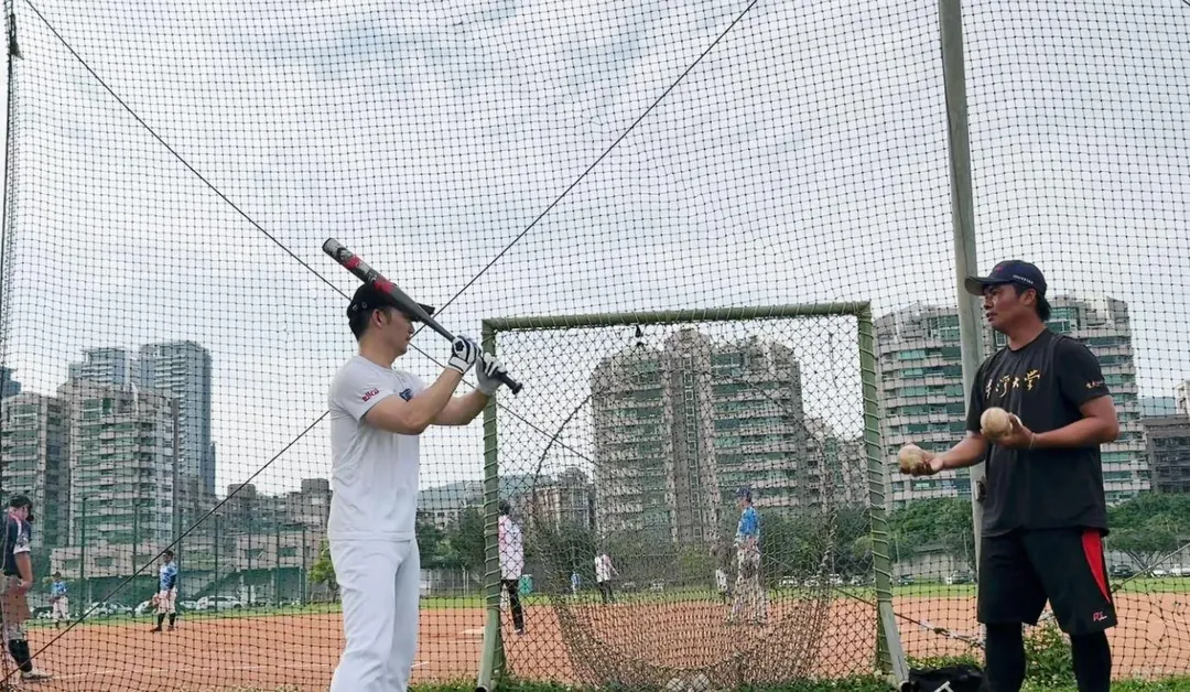 台北市長蔣萬安為世壯運進行特打訓練。（圖／台北市府提供）