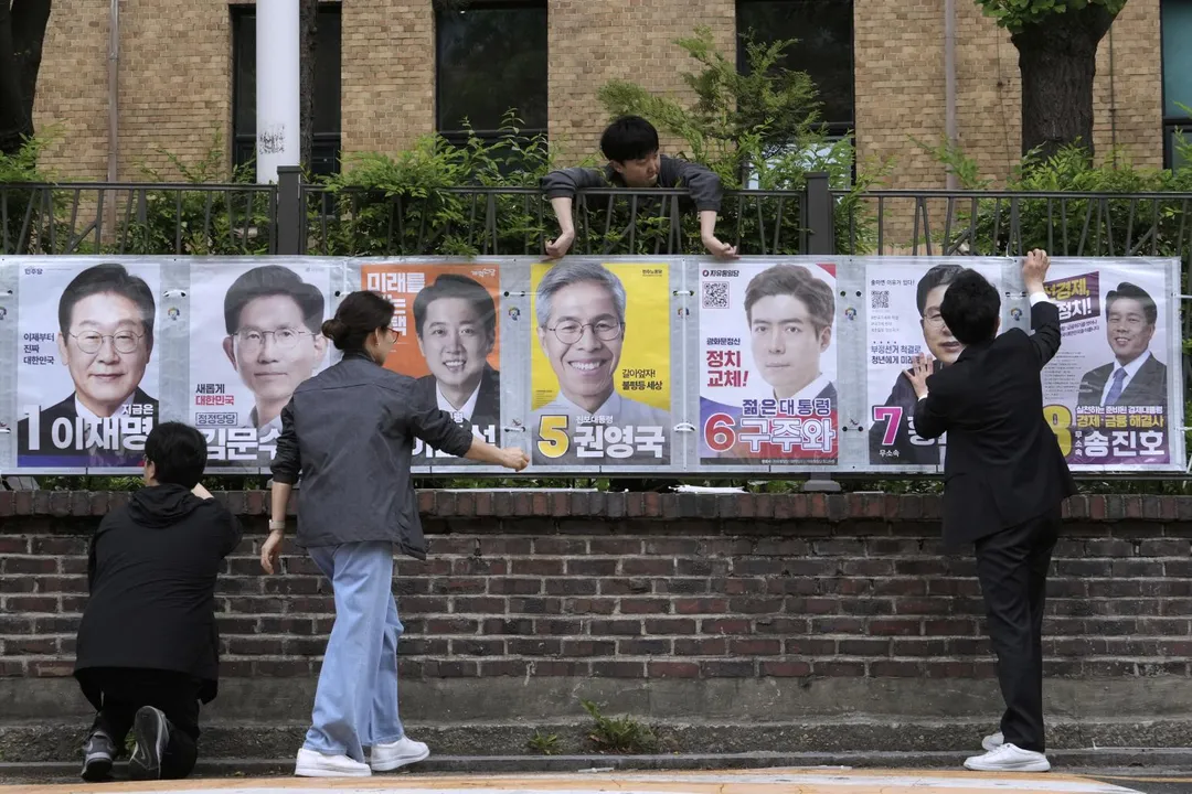 圖為張貼在首爾的總統候選人海報。(圖/美聯社)