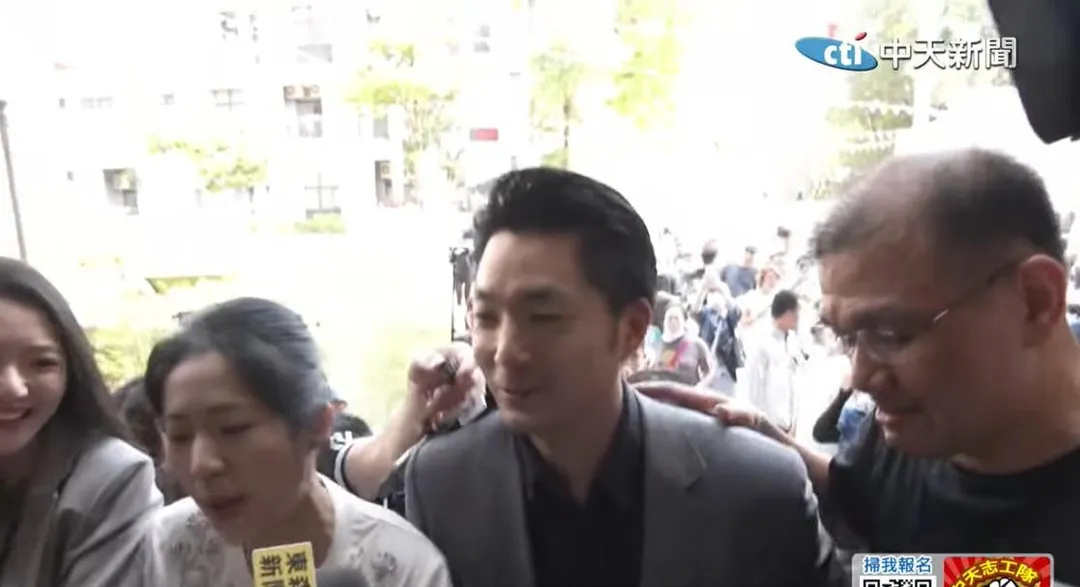 台北市長蔣萬安(中 )、立委徐巧芯(左)。（圖／中天新聞）