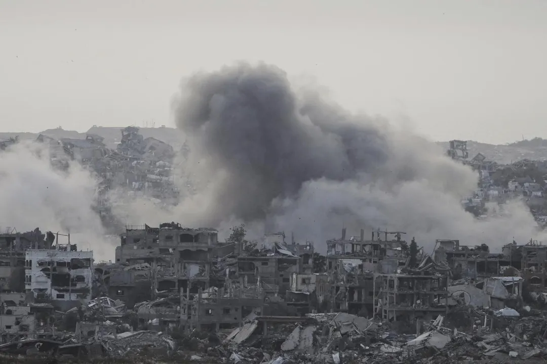 5月16日,以軍空襲加薩走廊北部後煙霧升起。(圖/美聯社)