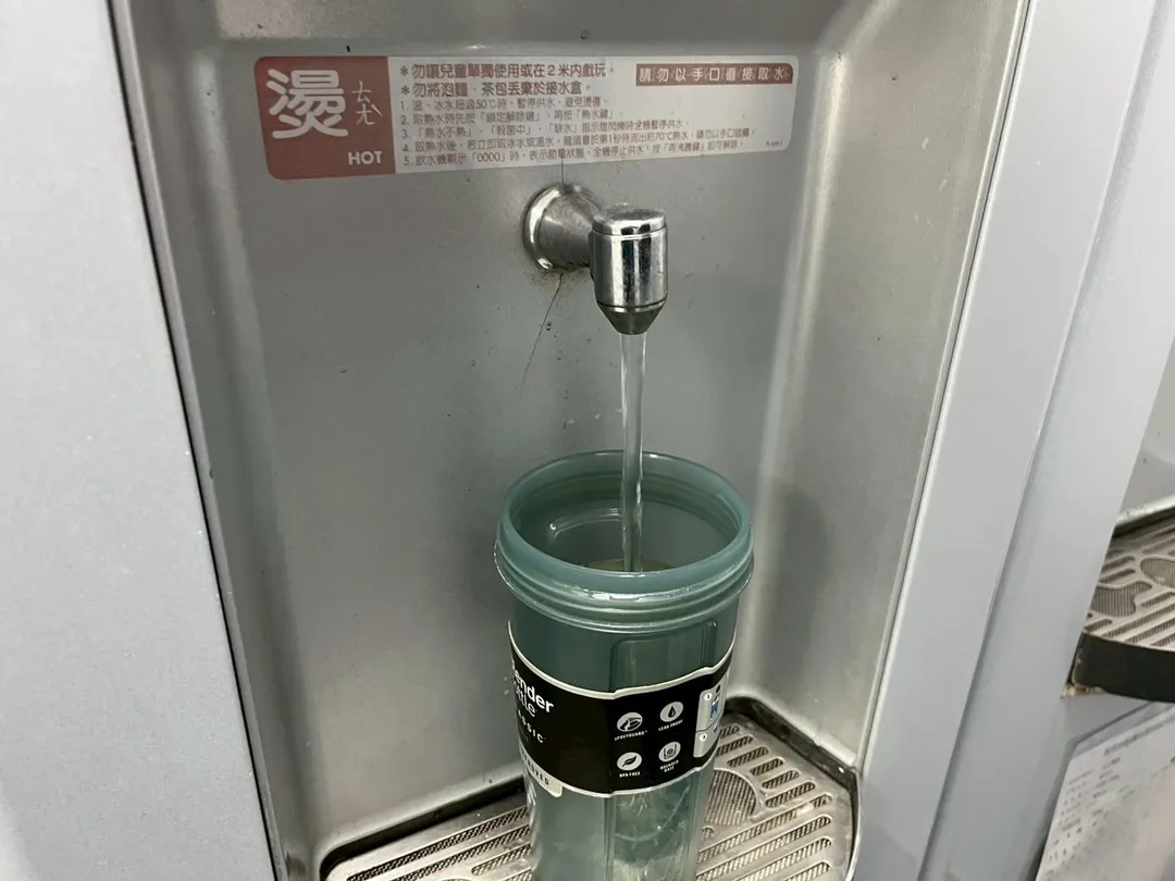 一名女學生發文表示，家人都會從公司裝3、4罐水回家，讓她覺得不妥，貼文意外掀起兩派論戰。（示意圖／中天新聞）