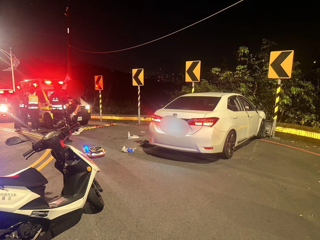 新北市中和區興南路二段一帶，一女子無照駕駛自小客車，因分心自撞護欄。（圖/警方提供）
