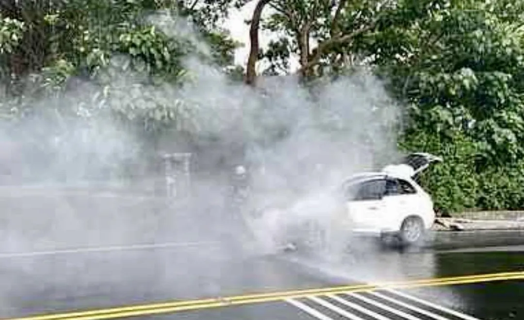 仰德大道今發生火燒車意外。（圖／翻攝畫面）