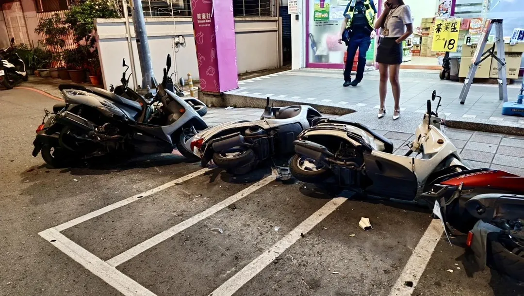 女友看到車禍現場當場傻眼。(圖/翻攝畫面)