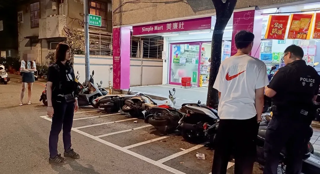 男子不慎撞倒路邊9台機車。(圖/翻攝畫面)
