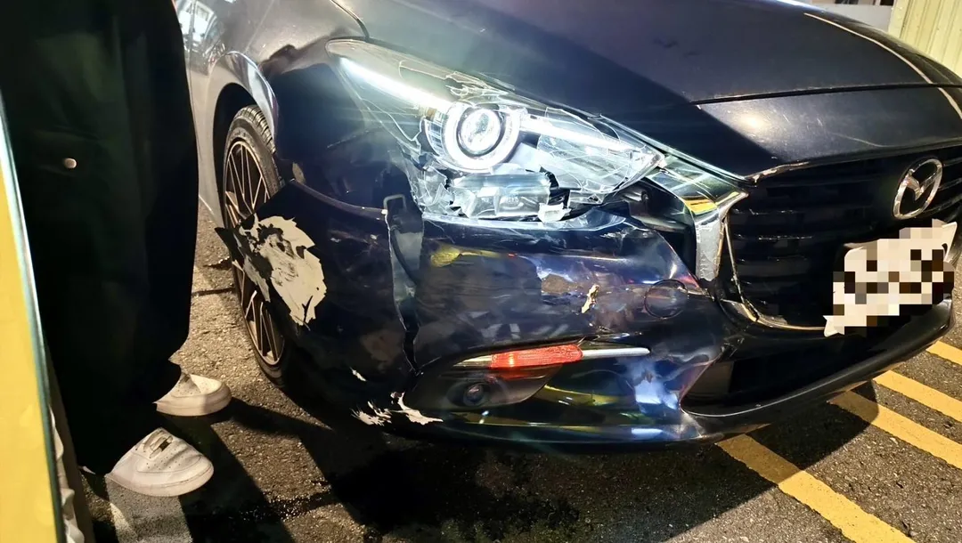 男子駕駛的轎車車頭受損。(圖/翻攝畫面)