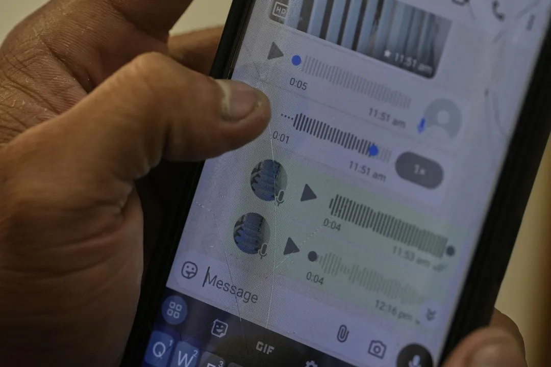 受訪者展示他與緬甸家人在WhatsApp的通聯紀錄。(圖/美聯社)