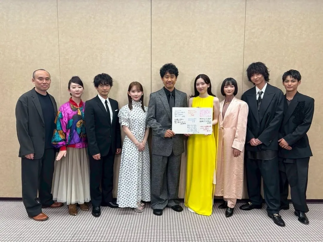 永野芽郁(右四)5/16出席電影首映活動,會後與大泉洋(右五)等演員合影。(圖/映画『かくかくしかじか』公式 IG)