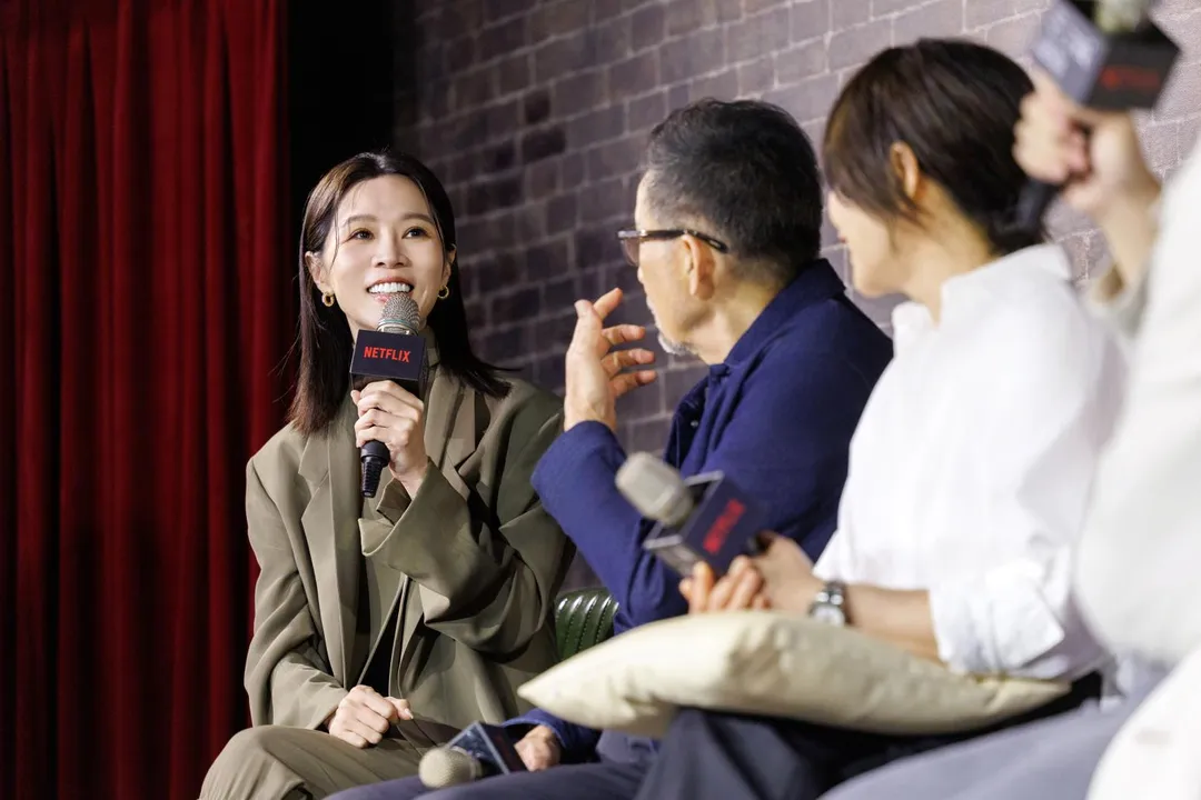 謝盈萱為戲熬夜苦練脫口秀自謙「不敢直視」，編導劉若英大讚「改得比我們好！」。（圖／Netflix提供）