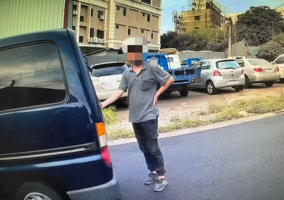 台中市警方17日下午在龍井區查獲一輛載有7名越南籍失聯移工的廂型車。（圖／翻攝畫面）
