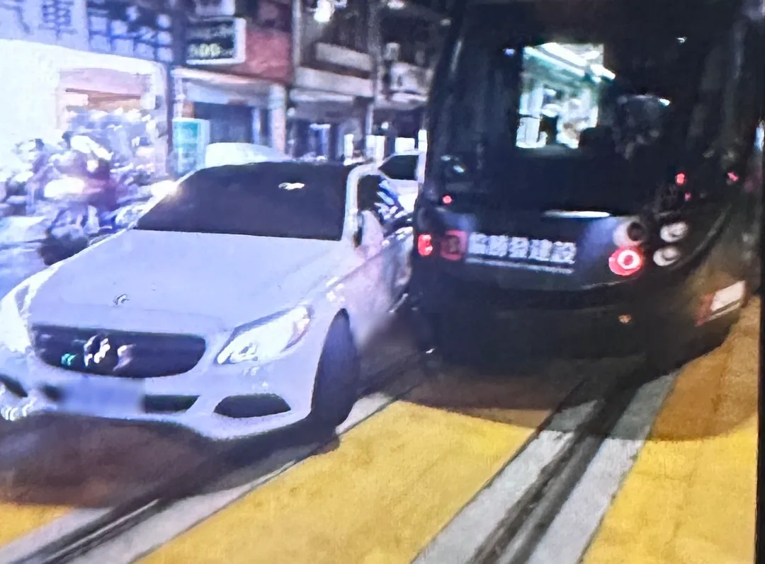 一名35歲林姓女子駕駛白色賓士車，在大順二路與日全街口違規左轉時，與西向東行駛的輕軌列車發生碰撞。（圖／翻攝畫面）
