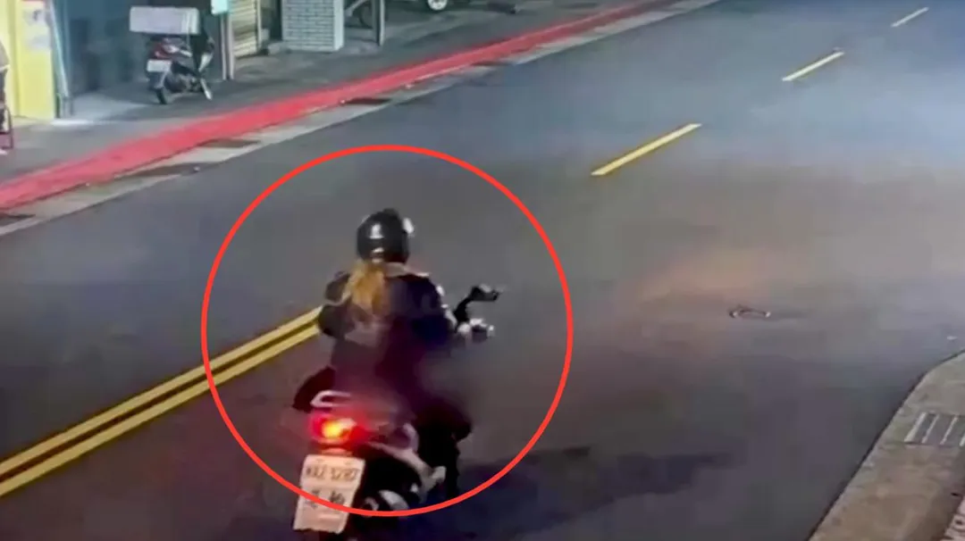 男子假扮金髮妹偷機車。（圖／翻攝畫面）
