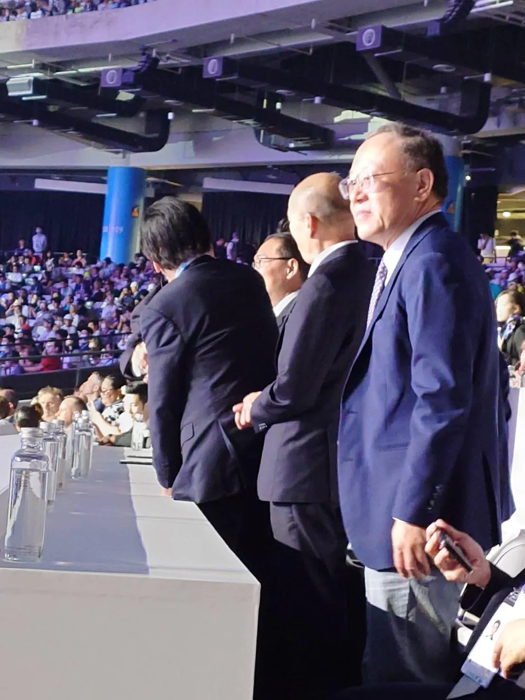 吳經國與蔣萬安等人握手致意。（圖／民眾提供）