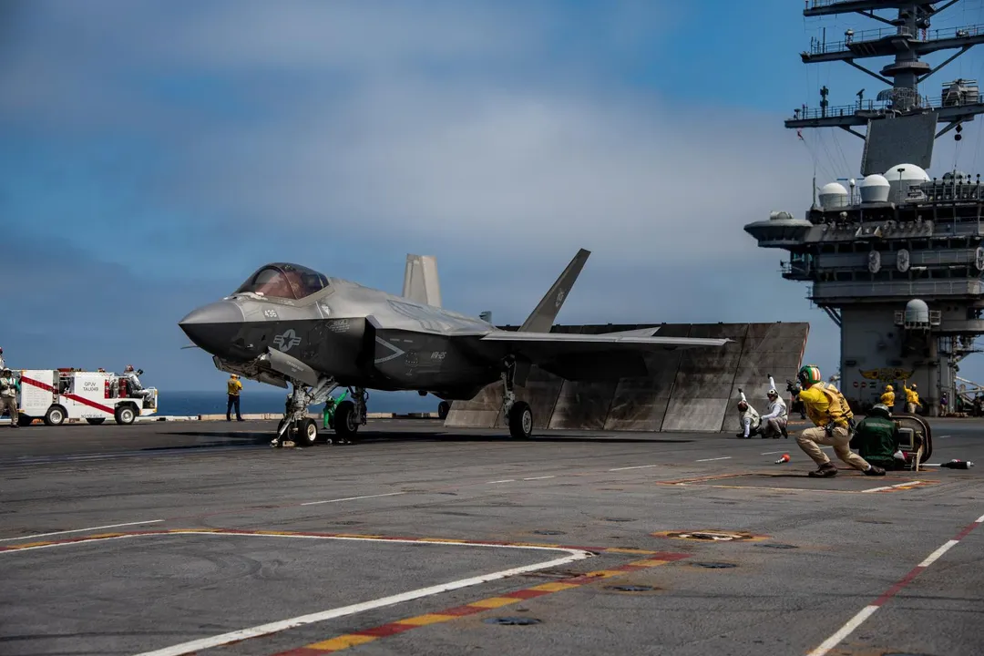 美軍尼米茲號航艦上準備起飛的F-35C戰機。(圖/美國海軍)