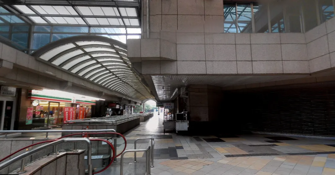 新北市三重湯城園區在20世紀末期曾是大台北地區最熱門的地下商城之一，如今面臨沒落，引起網友討論。（圖／翻攝自Google maps，下同）