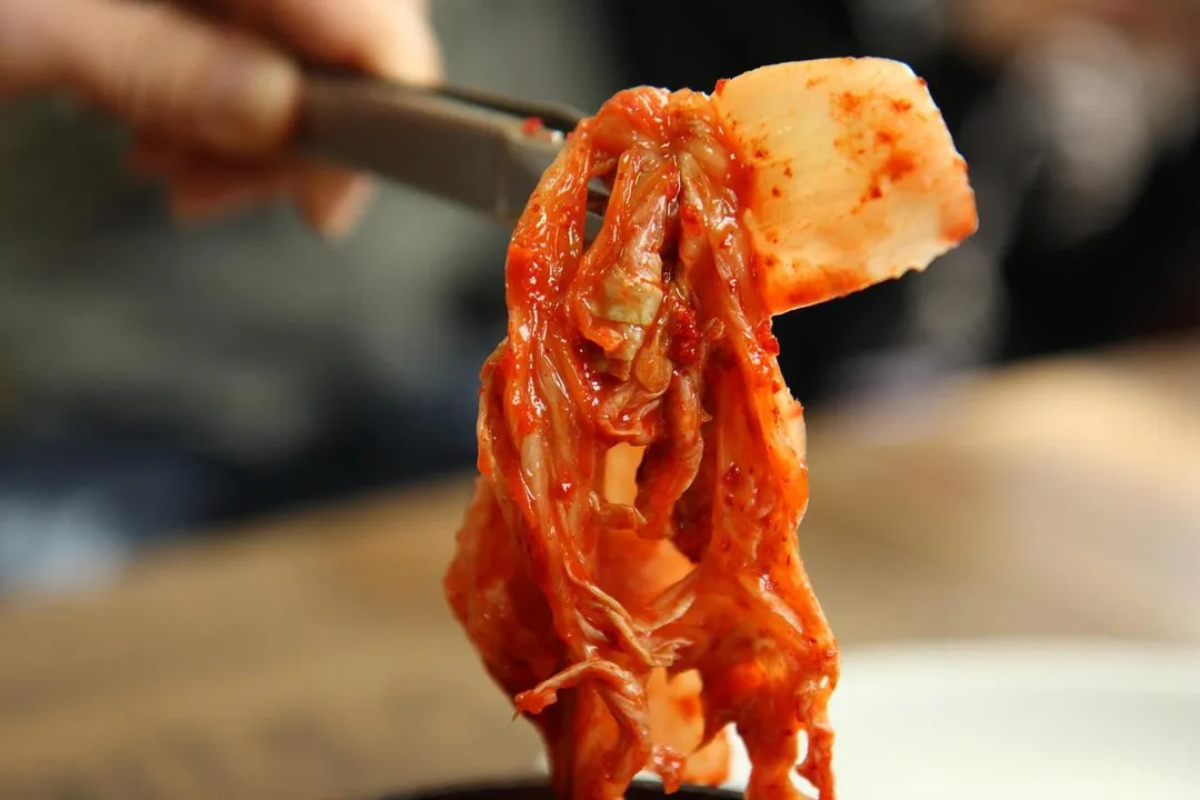 根據韓國食品研究院報告,泡菜原料如白菜、蘿蔔等本身含有硝酸鹽,在發酵過程中會轉化為亞硝酸鹽。(示意圖/Pixabay)