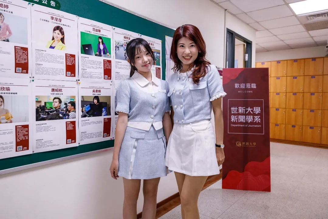 來自屏東美和高中的林宸安（左）將世新新聞系視為第一志願，也獲得家長（右）支持。（圖／世新大學提供）
