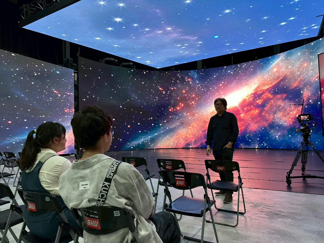 世新大學開放LVS智能攝製基地讓考生與家長沉浸式體驗。（圖／世新大學提供）