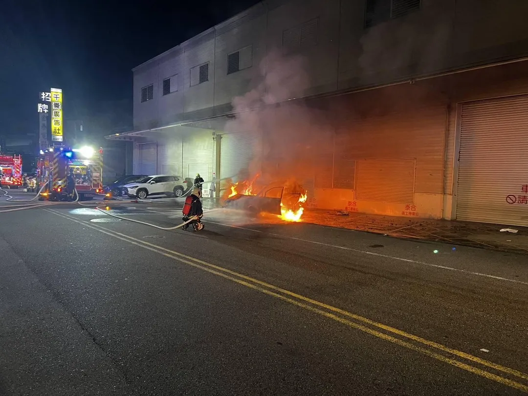 苗栗竹南發生汽車自燃事件。（圖／中天新聞）