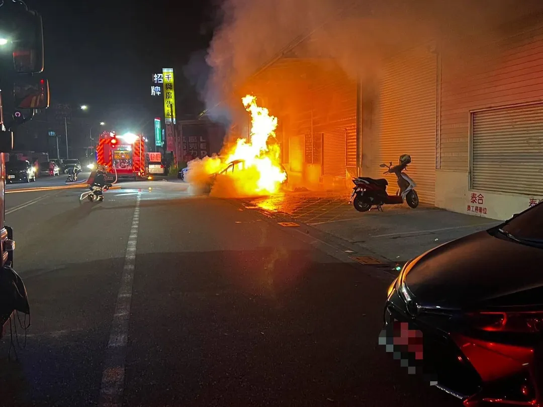 火燒車現場畫面。（圖／中天新聞）