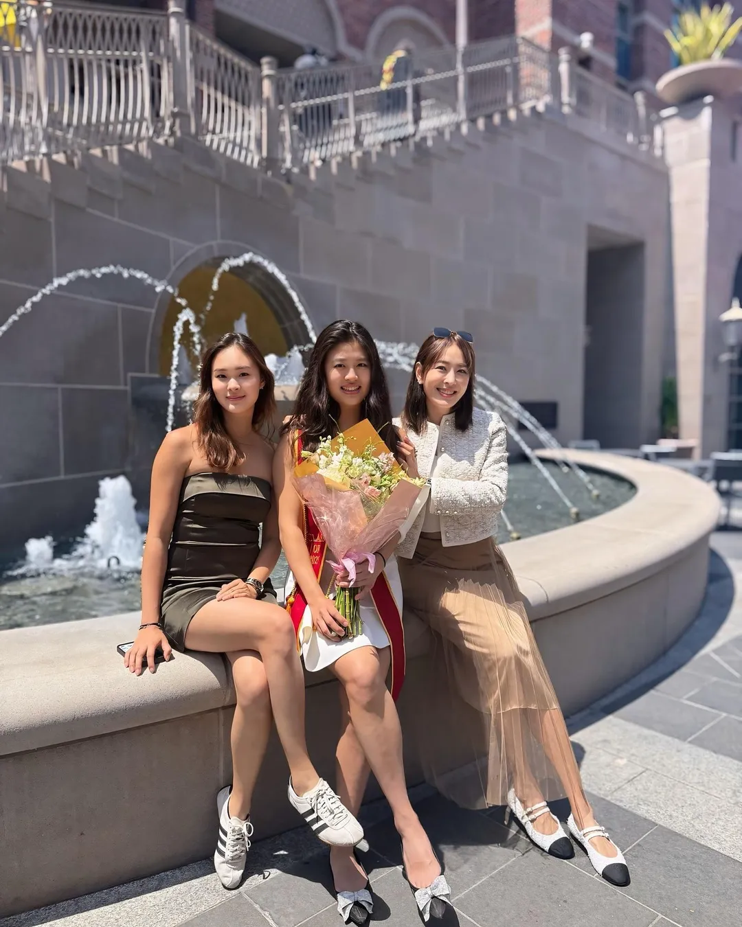 賈永婕和兩個女兒合照，３人長腿神基因被讚像姊妹。（圖／翻攝FB 賈永婕的跑跳人生）