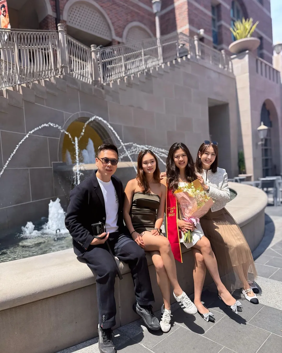 賈永婕全家一同赴美參加大女兒畢業典禮。（圖／翻攝FB 賈永婕的跑跳人生）
