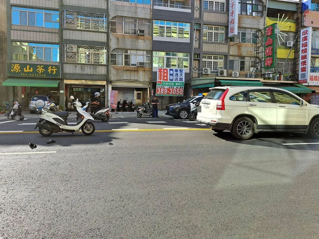 高雄市鳳山區五甲三路今(18)日下午發生一起死亡車禍。(圖/警方提供)