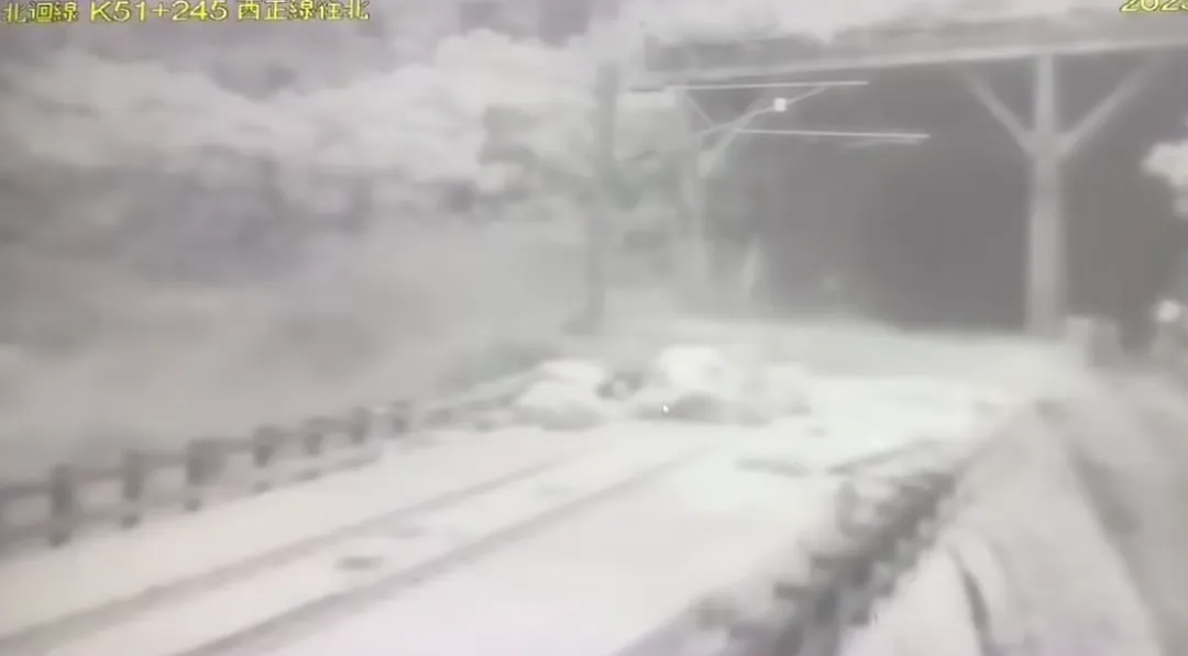 花蓮西正線K51＋245軌道遭土石泥流淹沒。（圖／Facebook@台灣便當管理局-附屬鐵路部授權提供）