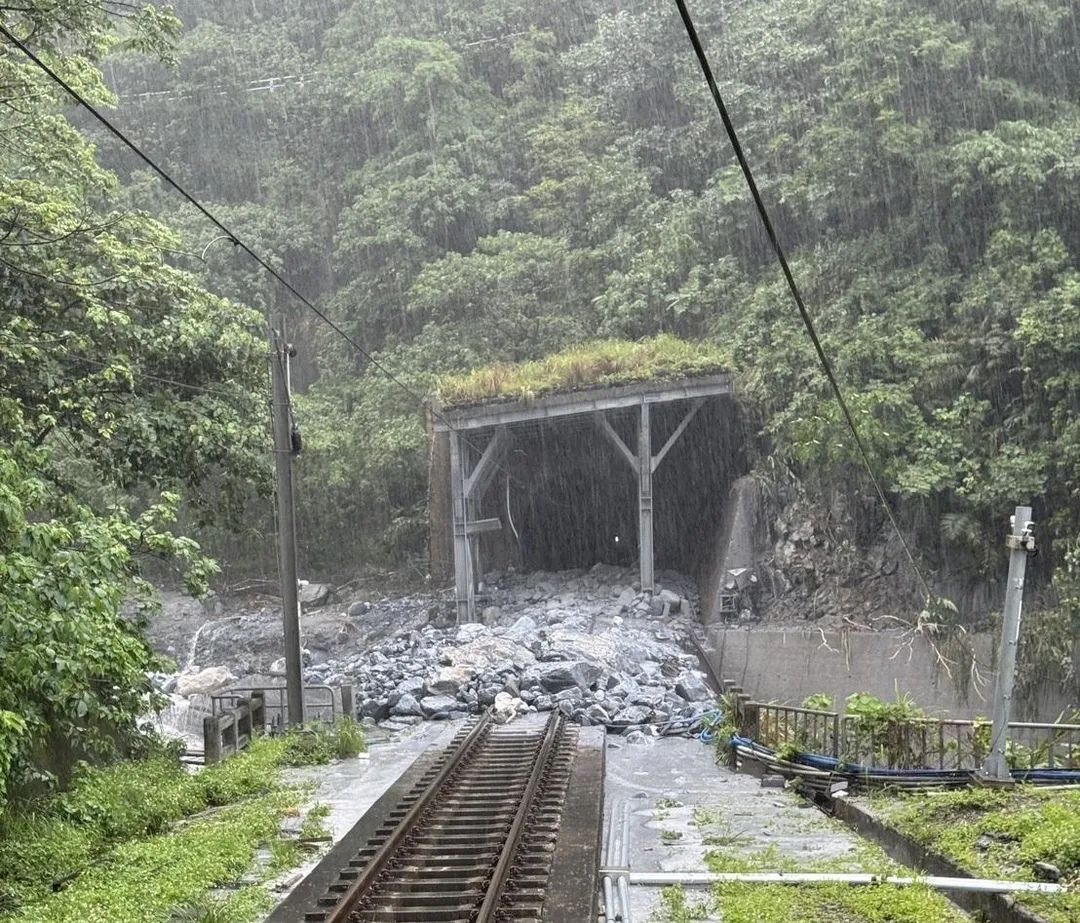 台鐵477次列車18日下午因大雨導致泥石流淹沒軌道，列車與乘客進退兩難。（圖／乘客唐小姐提供）