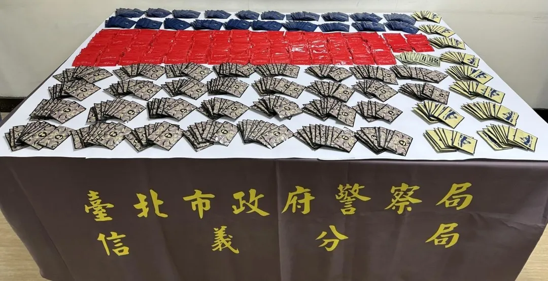 警方循線查獲共1100包毒咖啡包。(圖/翻攝畫面)