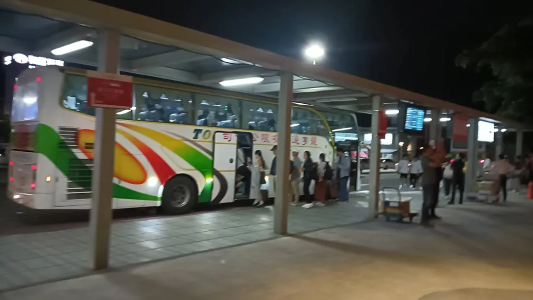 台鐵18日晚間派遣遊覽車至花蓮車站接駁乘客。（圖／台鐵公司提供）
