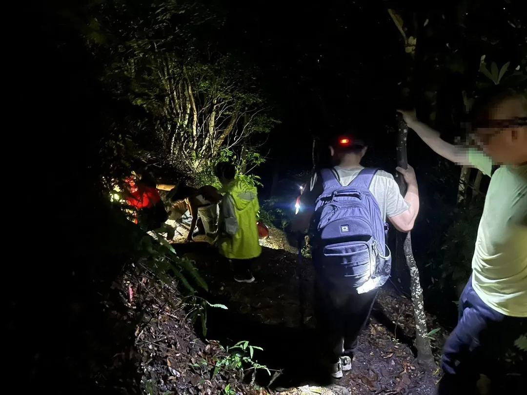 消防人員全員安全帶返登山口。(圖/新竹縣政府消防局提供)