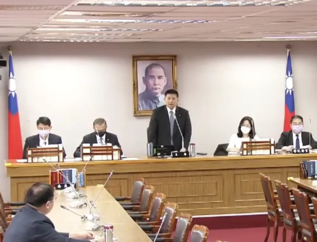 王義川認為確認議事錄要詢問在場每個委員意見是在開玩笑。（圖／中天新聞）
