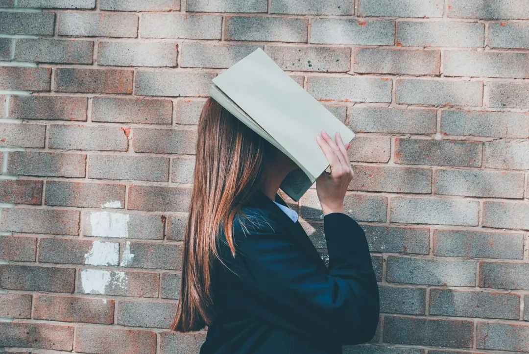 廣州一名24歲女生突發腦出血後忘光英文。(示意圖/unsplash)