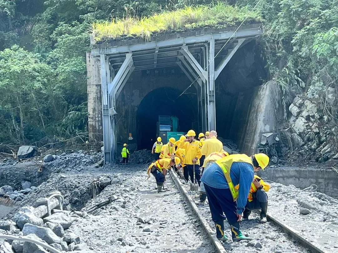 強降雨導致台鐵北迴線和平至新城間雙向中斷，台鐵正在搶修該路段。（圖／國營臺灣鐵路股份有限公司提供）